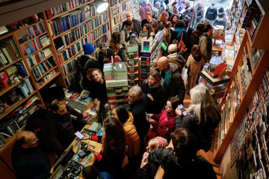 이스라엘 예루살렘의 서점 '에듀케이셔널북숍' 지지자들이 지난 2월 9일 이스라엘 경찰에 체포된 아흐마드 무나 석방을 요구하기 위해 다음날인 10일 책방에 모여있다. 예루살렘=로이터 연합뉴스