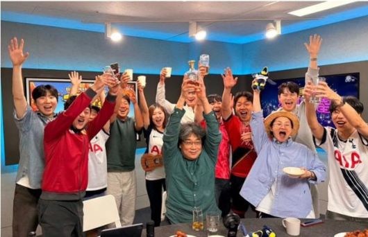 봉준호(가운데) 감독이 22일 박문성 축구 해설위원이 운영하는 유튜브 채널에 나와 손흥민의 첫 우승 트로피를 축하했다. 박문성 위원 SNS 캡처