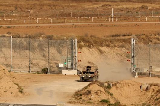 이스라엘 병사들이 20일 가자지구 북부 지역을 순찰하고 있다. EPA 연합뉴스