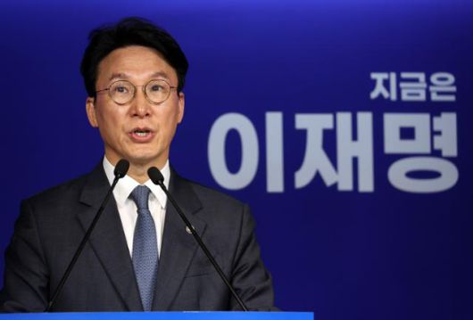 김민석 더불어민주당 상임공동선거대책위원장. 김 위원장은 22일 본보 인터뷰에서 지금은 1997년 IMF와 유사한 제2의 위기 상황이라며 당시 김종필·박태준 두 분이 김대중 전 대통령의 손을 잡아 준 것처럼 지금도 중도와 보수가 이재명 후보의 부족한 점을 보완해 나라 살리기로 가야 한다”고 했다. 연합뉴스