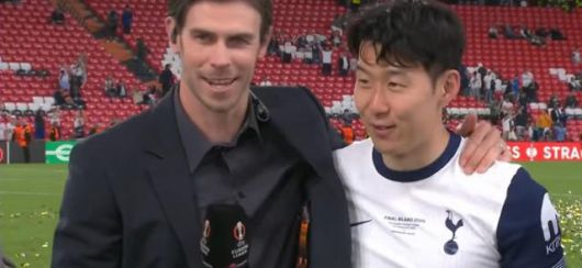 22일(한국시간) 스페인 빌바오의 산 마메스 경기장에서 2024~25시즌 유럽축구연맹(UEFA) 유로파리그(UEL) 결승전에서 토트넘 홋스퍼가 맨체스터 유나이티드를 1-0으로 꺾고 우승을 확정하자, 옛 동료 가레스 베일이 손흥민을 축하하고 있다. TNT 방송 영상 캡처