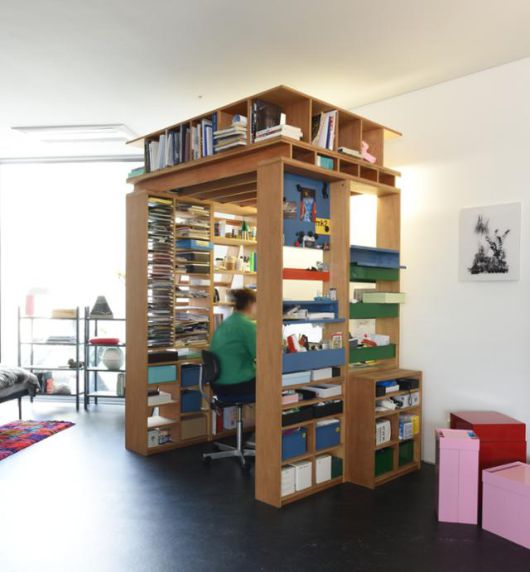 경기 양평군에 위치한 이종명 mk2 대표의 서가. 이 책상은 조각가인 아내가 직접 만들었다. 이종명 제공