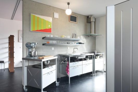 이종명 mk2 대표의 집 주방. 주방 가구는 독일 브랜드인 불탑으로 개별 유닛으로 디자인돼 공간에 맞춰 자유롭게 조합이 가능하다. 이종명 제공