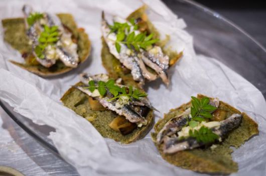 '야소주반'의 메뉴 중 하나인 '봄멜(멸치) 엔초비구이를 얹은 쑥깜빠뉴와 구운가지, 제피잎'.