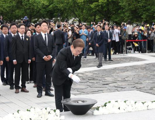 더불어민주당 이재명 대선 후보가 노무현 전 대통령 서거 16주기인 23일 오전 경남 김해의 봉하마을을 찾았다.이 후보는 이날 오전 노무현 전 대통령의 묘역을 참배한 뒤 노 전 대통령의 부인 권양숙 여사와 오찬을 함께 했다.이 자리에는 문재인 전 대통령 부부도 참석했다. 김해=고영권 기자