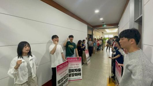 충북대생들이 총장실로 통하는 복도에서 집회 자유 보장과 고창섭 총장의 공식 사과를 요구하며 농성을 벌이고 있다. '3.11 학내 극우폭력사태 충북대공동대책위원회' 제공