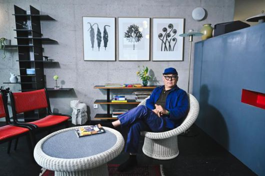 이종명 mk2 대표가 16일 경기 양평군 자택에서 디자인 의자에 앉아 있다. 정다빈 기자