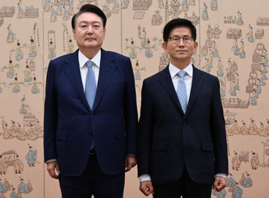 지난해 8월 30일 윤석열(왼쪽) 당시 대통령이 서울 용산 대통령실에서 김문수 고용노동부 장관에게 임명장을 수여한 뒤 함께 기념 사진을 찍고 있다. 한국일보 자료사진