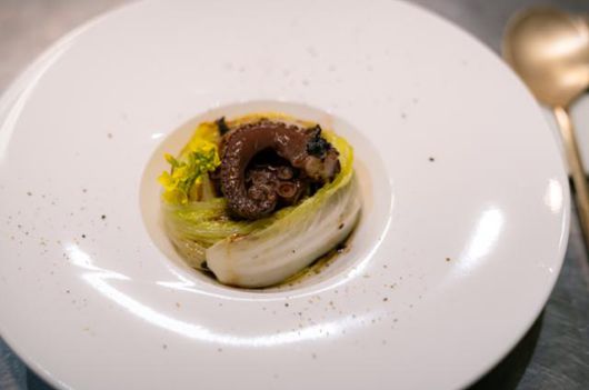 '야소주반'의 '봄멜(멸치) 소스를 곁들인 알배추구이와 돌문어' 요리.