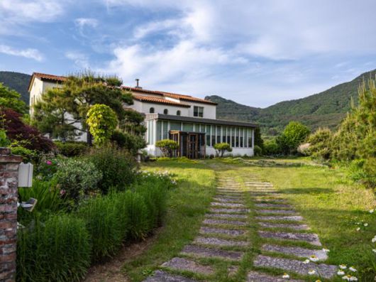 경남 통영시 '야소주반'은 통영하면 떠오르는 바다 대신 산으로 삼면이 둘러싸인 곳에 위치한다. 식당 뒤로 양조장이 함께 자리하고 있다.