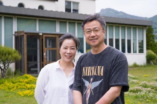 경남 통영시의 식당 '야소주반' 앞에서 김은하 셰프와 박준우 대표가 환하게 웃고 있다. 김 셰프와 박 대표 두 명이서 운영하기 때문에 손님은 하루에 10명 정도만 받는다. 야소주반엔 '키친톡'이라는 특별한 옵션이 있어, 손님이 주방에서 요리하는 과정을 지켜보며 이야기를 나눌 수 있다.