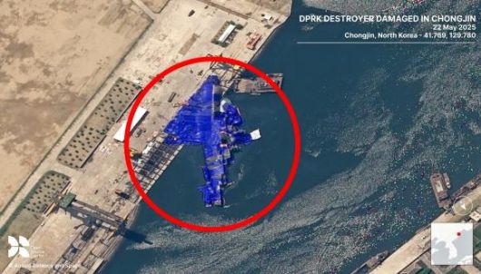 영국의 비영리 안보연구기관 오픈소스센터(OSC)가 22일(현지시간) X를 통해 진수식에서 파손된 북한 신형 5000t급 구축함 사진을 공개했다. 함수는 육지에, 함미는 물에 있는 채로 파란색 거적이 둘러져있는 것으로 보인다. 엑스 캡쳐.