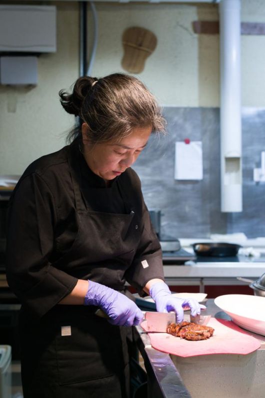 미술을 전공한 김은하 셰프는 인테리어 디자이너로 15년간 일하다 경남 통영시에 '야소주반'을 열고 셰프로 변신했다. 김 셰프의 요리는 인테리어 디자이너 출신다운 미적 감각 덕에 '보는 즐거움'도 쏠쏠하다.