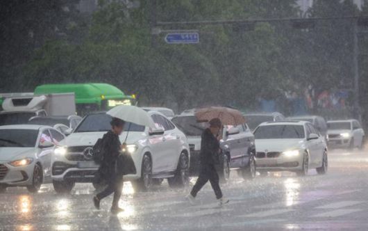 비가 내린 16일 서울 광화문사거리에서 시민들이 우산을 쓴 채 이동하고 있다. 연합뉴스