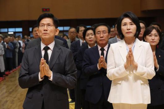 김문수 국민의힘 대선 후보(왼쪽)와 이재명 더불어민주당 대선 후보의 배우자 김혜경 여사가 24일 충북 단양군 구인사에서 열린 상월원각대조사 제51주기 열반대재에서 합장하고 있다. 연합뉴스