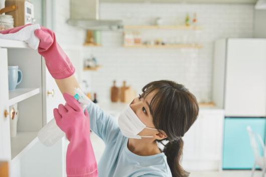 가사 노동하는 여성의 모습. 게티이미지