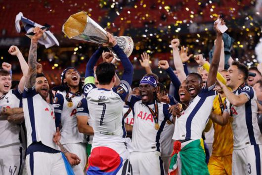토트넘의 손흥민(가운데)이 22일(한국시간) 스페인 빌바오의 산 마메스 경기장에서 열린 맨체스터 유나이티드와 2024~25시즌 유럽축구연맹(UEFA) 유로파리그(UEL) 결승전에서 승리한 뒤 우승 트로피를 들고 동료들과 세리머니를 하고 있다. 빌바오=로이터 연합뉴스