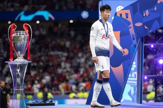 손흥민이 2019년 6월 2일 2018~19시즌 유럽축구연맹(UEFA) 챔피언스리그(UCL) 결승전에서 리버풀에 패한 뒤 준우승 메달을 목에 걸고 트로피를 지나치고 있다. AFP 연합뉴스