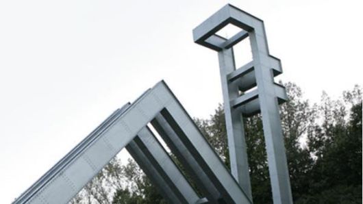 서울 관악구에 위치한 서울대의 정문에 위치한 '샤' 로고 구조물. 국립의 'ㄱ'과 대학교의 'ㄷ', 서울대학교의 'ㅅ'을 합친 상징물이다. 한국일보 자료사진