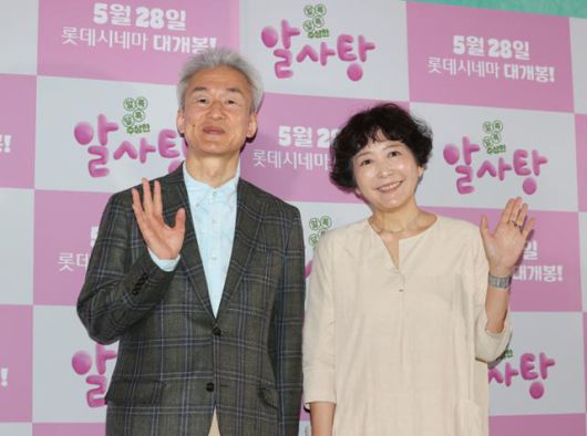 와시오 다카시(왼쪽) 프로듀서와 백희나 작가가 23일 서울 광진구 자양동 한 극장에서 열린 단편 애니메이션 '알사탕' 기자간담회에서 손을 흔들며 사진 촬영에 응하고 있다. 연합뉴스