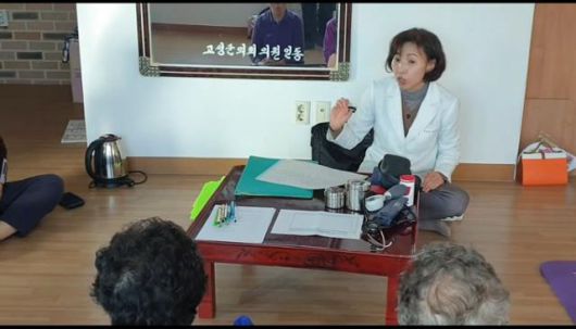 강원 고성군 아야진보건진료소를 이끄는 김영남 소장이 방문 진료를 통해 주민들에게 건강 관리 방법을 소개하고 있다. 김영남 소장 제공