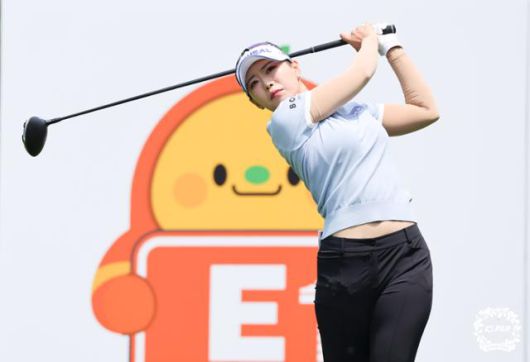 이채은이 E1 채리티오픈 최종 라운드 4번홀에서 티샷을 하고 있다. KLPGA 제공
