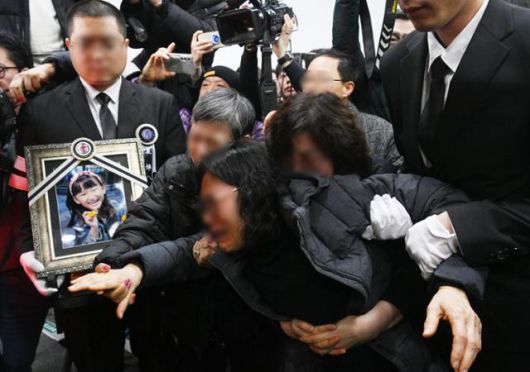 지난 2월 14일 오전 대전 서구 건양대병원 장례식장에서 돌봄교실을 마친 뒤 귀가하다 교사에게 살해당한 김하늘(8)양의 발인식이 엄수되고 있다. 뉴스1