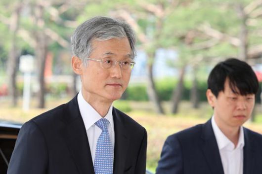 조희대(왼쪽) 대법원장이 26일 서울 서초구 대법원으로 출근하고 있다. 뉴스1