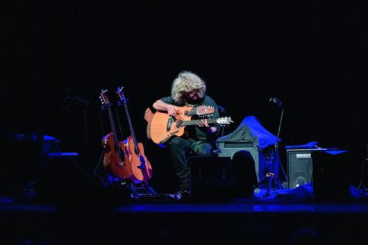 최근 공연에서 42현 기타를 연주하고 있는 팻 메시니. 팻 메시니 공식 페이스북