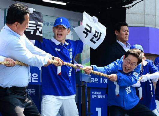 이재명 더불어민주당 대통령 후보가 캐스팅보트인 충청권 공략에 나선 25일 충남 당진전통시장을 찾아 줄다리기 퍼포먼스를 하고 있다. 당진=고영권 기자