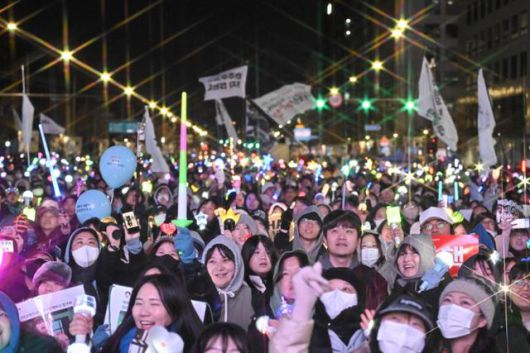 윤석열 전 대통령에 대한 탄핵소추안이 가결된 지난해 12월 14일 국회 앞에서 열린 촛불집회에 참가한 시민들의 모습. 정다빈 기자