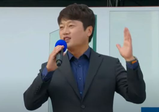 박문성 축구 해설위원이 25일 충남 아산시에서 열린 이재명 더불어민주당 대선 후보의 집중유세 현장에 등장해 이 후보 지지 선언을 하고 있다. 유튜브 '오마이TV' 채널 영상 캡처