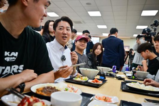 개혁신당 이준석 대선 후보가 22일 '학식먹자 이준석' 행사가 열린 인천 미추홀구 인하대학교에서 학생들과 점심을 먹으며 대화를 나누고 있다. 최원석 기자
