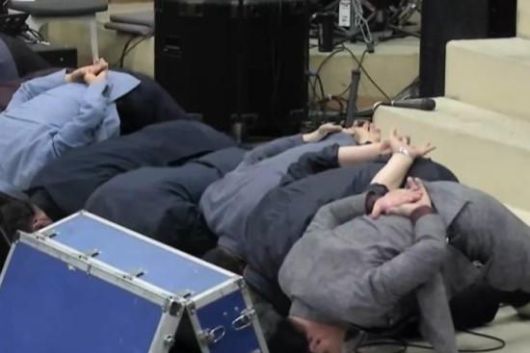 전광훈 사랑제일교회 목사가 22일 교인들에게 이른바 '원산폭격'으로 불리는 고문성 가혹 행위를 강요하고 있다. 유튜브 전광훈TV 영상 캡처