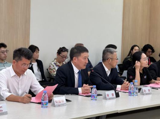 쑹룽(앞줄 왼쪽 두 번째) 선전폴리텍대 전자통신공학원장이 23일 이 대학 전자통신공학원에서 열린 기자 간담회에서 화웨이와의 '산학 연계 교육과정'에 대해 설명하고 있다. 선전=이혜미 특파원