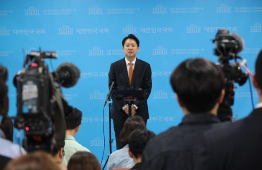 이준석 개혁신당 대선 후보가 22일 서울 여의도 국회 소통관에서 단일화 없이 끝까지 완주하겠다는 기자회견을 마친 뒤 취재진 질문에 답변하고 있다. 연합뉴스