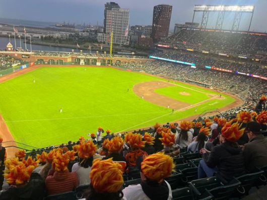 13일 미국 캘리포니아주 샌프란시스코의 오라클 파크에서 열린 샌프란시스코와 애리조나의 경기에서 이정후 팬클럽 '후리건스' 일원들이 외야석에 모여 앉아 경기를 지켜보고 있다. 샌프란시스코=이서희 특파원