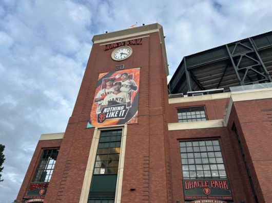 미국 캘리포니아주 소마 지역에 위치한 샌프란시스코의 홈구장 오라클 파크 입구. 전면에 이정후를 비롯한 샌프란시스코 대표 선수들의 사진이 붙어 있다. 샌프란시스코=이서희 특파원