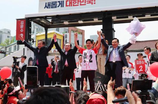 김문수 국민의힘 대선 후보가 26일 경기 평택 미군기지 앞에서 유세차량에 올라 역대 경기도지사들과 함께 두 손을 들어 올리고 있다. 왼쪽부터 손학규, 이인제, 김 후보, 임창열 전 지사. 평택=정다빈 기자