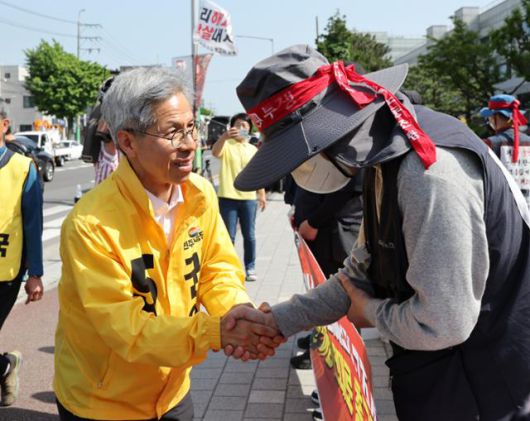 민주노동당 권영국 대선 후보가 19일 울산 북구 현대자동차 울산공장 정문에서 농성 중인 노동자와 인사하고 있다. 울산=연합뉴스