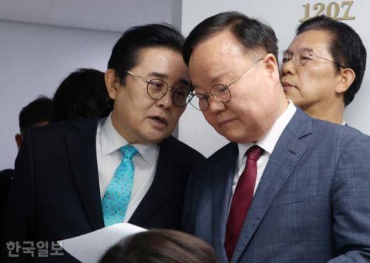 27일 서울 여의도 새미래민주당 당사에서 김문수 국민의힘 대선후보 측의 김재원(오른쪽 두 번째) 비서실장과 전병헌(왼쪽) 새미래민주당 대표가 대화하고 있다. 고영권 기자