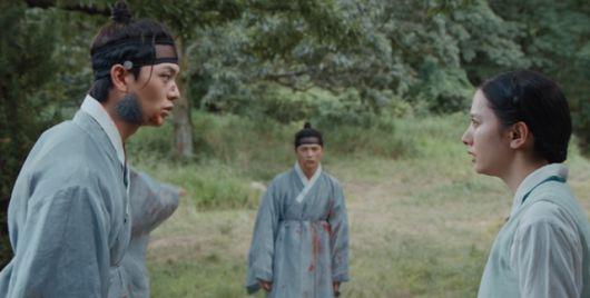 드라마 '귀궁'에서 육성재는 검서관 윤갑과 윤갑 사망 후 그의 몸에 빙의된 이무기 강철을 1인 2역으로 연기했다. SBS 캡처