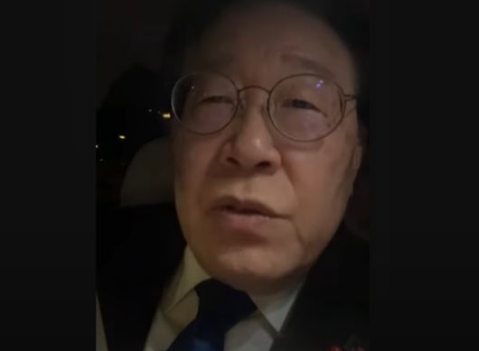 지난해 12월 3일 불법 계엄 사태 당일 국회의사당으로 이동하면서 유튜브 생방송을 진행하고 있는 이재명 당시 더불어민주당 대표. 유튜브 '이재명' 채널 영상 캡처