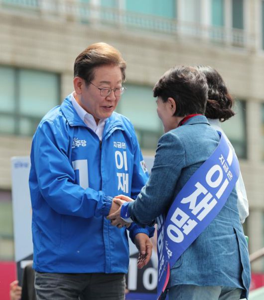 이재명(왼쪽) 더불어민주당 대선 후보가 22일 제주시 일도일동 동문로터리에서 열린 유세에 참석해 강금실(오른쪽) 민주당 중앙선거대책위원회 총괄선거대책위원장과 인사를 나누고 있다. 제주=뉴시스