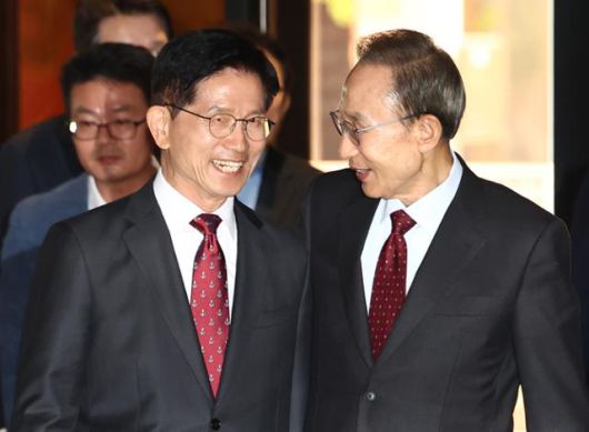 김문수 국민의힘 대통령 후보와 이명박 전 대통령이 27일 서울 여의도의 한 호텔에서 회동하고 있다. 뉴스1