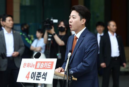 이준석 개혁신당 대통령 후보가 27일 서울 여의도 국회 소통관 앞에서 긴급 기자회견을 하고 있다. 뉴스1