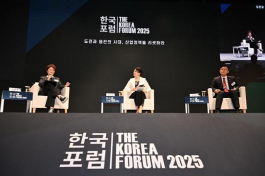 이언주(왼쪽부터) 더불어민주당 의원, 김지은 한국일보 콘텐츠스튜디오팀장, 김성원 국민의힘 의원이 2025 한국포럼 '기로에 선 한국 핵심산업'이 열린 27일 서울 중구 웨스틴 조선에서 '도전과 응전의 시대, 산업정책을 리셋하라'를 주제로 대담을 하고 있다. 왕태석 선임기자