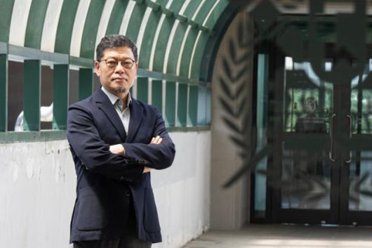 22일 본보와 인터뷰에 앞서 서울대 공학관 연구실 복도에서 포즈를 취하고 있는 이정동 교수. 박시몬 기자