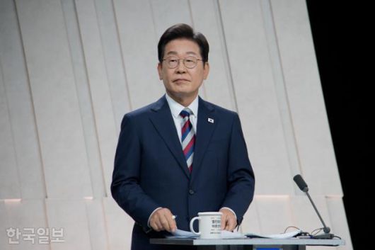 27일 서울 상암 MBC스튜디오에서 열린 21대 대선후보 3차 토론회에서 이재명 더불어민주당 대선 후보가 발언을 준비하고 있다. 국회사진기자단