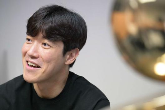 허일영이 챔피언 트로피를 배경으로 인터뷰를 하고 있다. 강예진 기자